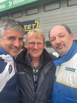 Zatímco se teď Rišo snaží na trati, my opět v živé diskuzi s Kurt Thiimem, který je pro mnohé z nás legenda, vítěz DTM 1986 s Roverem Vittese a později továrním jezdem Mercedesu na 2,5 Evo II DTM | ADAC 24h Nürburgring 2024 - 3h Classic 30.05. - 01.06.2024 (Reportáž)