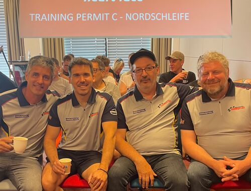 Ranní briefing jezdců - společné foto | ADAC 24h Nürburgring 2025 - 3h Classic 18.-22.05.2025 (Reportáž)