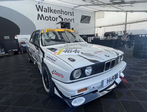 První setkání s auty v teamovém stanu - BMW M3 E30 2,3l Gr.A s Šenkyř Motorport livery | ADAC 24h Nürburgring 2025 - 3h Classic 18.-22.05.2025 (Reportáž)