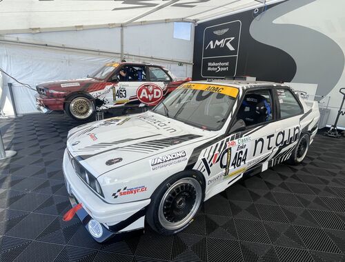 První setkání s auty v teamovém stanu - M3 E30 2,3l Gr.A a M3 E30 2,5l Evo DTM s Šenkyř Motorport livery | ADAC 24h Nürburgring 2025 - 3h Classic 18.-22.05.2025 (Reportáž)