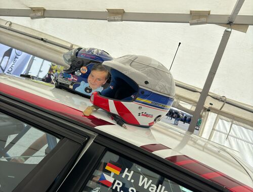 Závodní helmy Roberta Šenkýře a Henryho Walkenhorsta, připravené na odpolední první kvalifikaci | ADAC 24h Nürburgring 2025 - 3h Classic 18.-22.05.2025 (Reportáž)