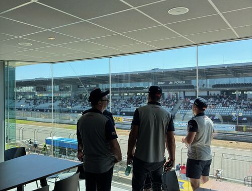 Drivers briefing - pohled na startovní rošt / cílovou rovinku | ADAC 24h Nürburgring 2025 - 3h Classic 18.-22.05.2025 (Reportáž)