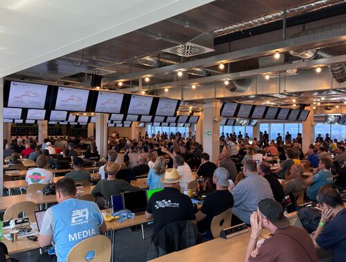 Drivers briefing po boku dalších zhruba 700 jezdců absolvován | ADAC 24h Nürburgring 2025 - 3h Classic 18.-22.05.2025 (Reportáž)