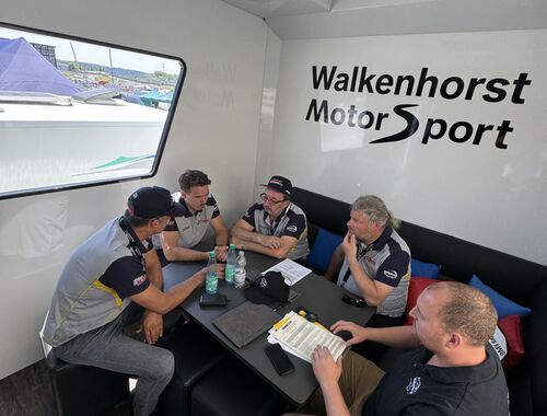 Technicko-taktická porada před kvalifikací | ADAC 24h Nürburgring 2025 - 3h Classic 18.-22.05.2025 (Reportáž)