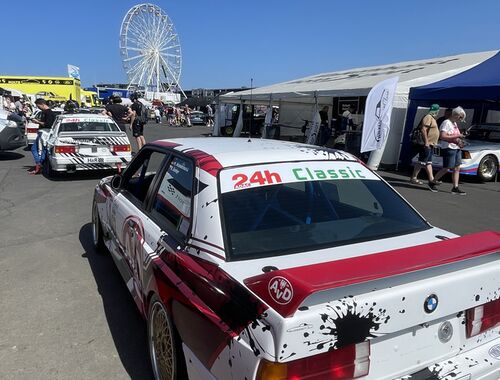 Čekaní na vjezd na kvalifikaci 1 - M3 E30 2,5l Evo DTM | ADAC 24h Nürburgring 2025 - 3h Classic 18.-22.05.2025 (Reportáž)