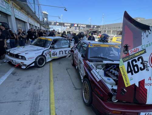 V rámci startu kvalifikace auto číslo 464 jezdí bez potíží. U 463 v boxech řešíme technické problémy | ADAC 24h Nürburgring 2025 - 3h Classic 18.-22.05.2025 (Reportáž)