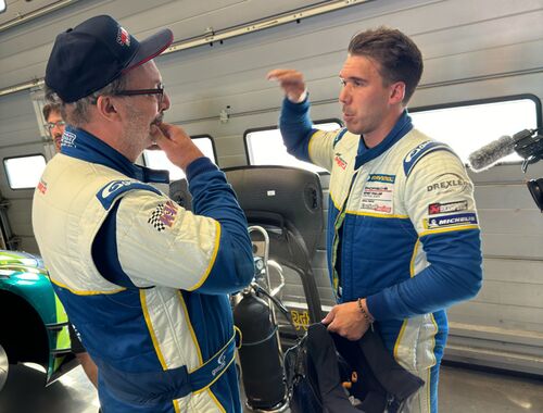 Tomáš Erdélyi dostáva informace o stavu tratě od Richarda Gondy | ADAC 24h Nürburgring 2025 - 3h Classic 18.-22.05.2025 (Reportáž)