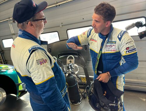 Tomáš Erdélyi dostáva informace o stavu tratě od Richarda Gondy | ADAC 24h Nürburgring 2025 - 3h Classic 18.-22.05.2025 (Reportáž)