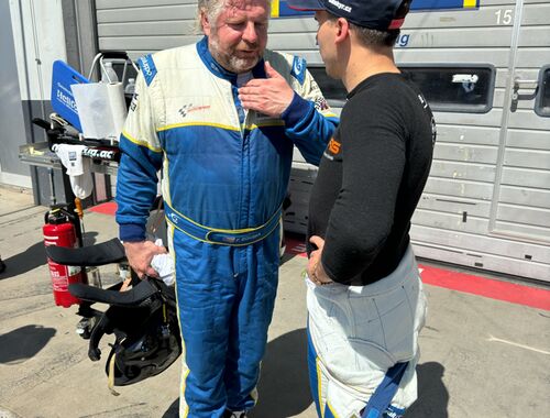 Pavel Bouška a Richard Gonda konzultují pocity z druhé kvalifikace | ADAC 24h Nürburgring 2025 - 3h Classic 18.-22.05.2025 (Reportáž)