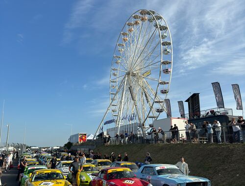 Atmosféra se auty před nájezdem na pitlane | ADAC 24h Nürburgring 2025 - 3h Classic 18.-22.05.2025 (Reportáž)