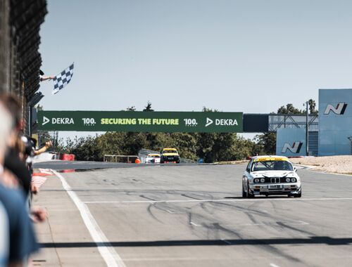 Auto 464 protíná cílovou čáru | ADAC 24h Nürburgring 2025 - 3h Classic 18.-22.05.2025 (Reportáž)