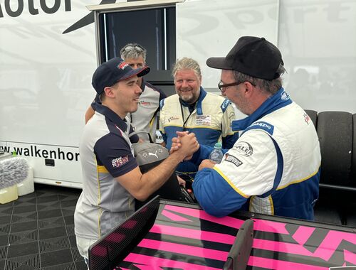 Závod je úspěšné za námi, spokojený tým v teamové stanu | ADAC 24h Nürburgring 2025 - 3h Classic 18.-22.05.2025 (Reportáž)