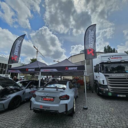 Zatimco jedna část týmu závodí na 24h Classic Nurburgring, ta...